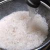 Để gạo dưới dòng nước nhẹ để cho gạo sạch hết bụi bẩn. Sau đó, để cho gạo ráo nước nhé!