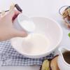 Bắt đầu làm phần sữa Macchiato: sử dụng một cái tô vừa đủ lớn, có đáy sâu, bắt đầu cho hỗn hợp kem béo, sữa béo, sữa tươi và muối vào khuấy đều.