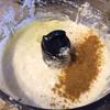 Mè trắng cho vào chảo rang chín vàng khoảng 5 phút và không để cháy. Đợi mè nguội khoảng 5 phút rồi cho vào máy xay cùng 60ml dầu olive và xay nhuyễn. Sau đó cho 1/2 muỗng bột thì là, 1/2 muỗng muối, nước cốt 1 trái chanh, 60ml dầu nho và 125ml nước vào xay thêm lần nữa cho thật mịn mượt. Lọc hỗn hợp nước sốt qua rây để thu được phần nước sốt sánh mịn.