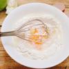 Cho bột chiên vào tô, đập trứng gà và cho 100ml nước vào cùng. Dùng đồ đánh trứng khuấy đều đến khi bột mịn. Sau đó cho vào bột 1/2 muỗng cà phê hạt nêm cho bột đậm đà hơn. Để bột nghỉ 15 phút.