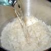 Vo gạo cho vào nồi thêm 2 muỗng cà phê muối và nước rồi nấu chín cơm bình thường. 