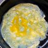 Múc khoảng 2-3 thìa canh trứng tráng lên mặt bánh, lắc chảo cho trứng phủ đều mặt bánh pancake. Khi trứng đã khô thì dùng xẻng lật mặt trứng xuống cho trứng được chín. Khi bánh đã chín, cho bánh vào thớt hoặc dĩa to, mặt có trứng úp xuống để khi cuộn, mặt có trứng nằm ngoài bánh sẽ đẹp hơn. Cho xúc xích lên trên, rắc mè trắng lên, và thêm sốt mayonnaise nếu thích vào, cuộn lại. Làm tiếp cho đến khi hết bột.
