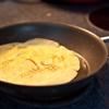 Đợi cho chảo nóng, cho 1 chút bơ vào đun chảy thay vì dùng dầu ăn để chiên bánh. Rồi múc bột  bánh (khoảng 80gr) vào chảo. Nghiêng chảo để bột bánh dàn mỏng đều. Chiên khoảng 1 phút thì lật mặt bánh lại. Khi lật bánh, bạn nên nhẹ nhàng kẻo bánh bị nát, không đẹp nha! Chiên tới khi 2 mặt chín vàng thì cho bánh ra đĩa. Tương tự, bạn chiên nốt chỗ bột bánh còn lại nhé!