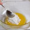 Đánh tan lòng đỏ trứng, lần lượt cho đường, sữa, dầu ăn và vani vào khuấy đều sau từng lần cho nguyên liệu.