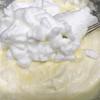 Đánh tan lòng vơis sữa tươi. Cho lòng trắng trứng, 1/4 muỗng cà phê muối vào thố sạch, dùng máy đánh trứng đánh tốc độ trung bình đến khi nổi bọt như xà phòng, thêm nước cốt chanh vào tăng tốc độ 3 đánh đến khi lòng trắng trứng bông cứng. Chia lòng trắng trứng thành 3 lần, dùng phương pháp fold bột, fold lần lượt đến hết lòng trắng trứng vào hỗn hợp lòng đỏ và bột mì.