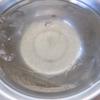 Lá gelatine ngâm vào nước đá lạnh 15 phút.