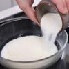 Chuẩn bị một nồi nhỏ, cho một nửa lượng sữa, whipping cream và đường đem đun sôi rồi để một bên. Chuẩn bị một bát, cho nốt phần sữa còn lại và bột gelatin vào, hấp cách thủy cho đến khi bột hoàn toàn tan chảy.