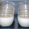 Rót hỗn hợp kem sữa vào từng cốc nhỏ, cho vào ngăn mát tủ lạnh đến khi đông lại (khoảng 2 tiếng). 
