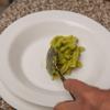 Tháo lớp bóng kính trong khi đợi pasta khô sau đó trộn pasta với sốt rồi đổ ra đĩa.