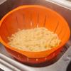 Đổ 5 cốc nước vào một chiếc xoong vừa, đun sôi. Đổ pasta vào nước sôi và đun ở lửa vừa trong khoảng tầm 10 phút cho đến khi bạn thấy chúng mềm ra và ăn vừa thì tắt bếp. Đổ pasta ra một chiếc rổ vừa cho ráo nước.