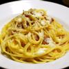 Khi dùng rắc thêm chút tiêu và phô mai nghiền lên trên bề mặt của pasta.