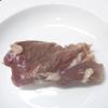 Thịt bò thái miếng theo thớ thịt, ướp với tỏi băm, nước tương, sốt teriyaki trong 15 phút. Sau đó chiên trên chảo nóng cho chín thì gắp ra dĩa. Ngâm nấm mèo nở mềm.