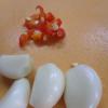 Hành tây bóc vỏ cắt lát mỏng 1/3 củ, còn lại cắt nhỏ hạt lựu. Cà chua rửa sạch, cắt múi cau. Tỏi bóc vỏ băm nhỏ. Ớt cắt nhỏ.