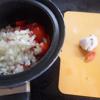 Hành tây bóc vỏ cắt lát mỏng 1/3 củ, còn lại cắt nhỏ hạt lựu. Cà chua rửa sạch, cắt múi cau. Tỏi bóc vỏ băm nhỏ. Ớt cắt nhỏ.