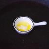 Đun một chảo nhỏ nước sôi. Sau khi rửa sạch các loại rau củ, thấy nước sôi thì cho rau củ vào luộc khoảng 3~5 phút. Để bơ lạt ra cốc nhỏ, sau khi luộc xong rau củ thì cho bơ vào, bơ sẽ tan hết. 