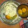Đập 3 quả trứng gà vào tô. Chỉnh máy sang tốc độ cao, cho lần lượt từng quả trứng vào bơ và đánh đến khi hỗn hợp mịn.