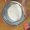 Trộn 150gr bột mì cùng 2 muỗng cà phê bột nở và ½ muỗng cà phê muối, sau đó rây bột lại cho mịn. 