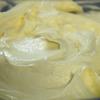 Cho 150gr bơ lạt vào âu, đánh với tốc độ trung bình khoảng 10 phút rồi từ từ cho 130gr đường bột vào và đánh với tốc độ cao cho đến khi bơ mềm, nhuyễn và chuyển sang màu trắng ngà.