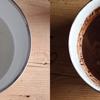 Sau khoảng 30 phút, bắc nồi đựng 150g sữa tươi lên bếp đun sôi cùng 60g chocolate cho đến khi tan chảy hoàn toàn. Cho số gelatin còn lại vào tô nước lọc ngâm mềm trong 5 phút.