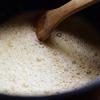 Cho 200g đường nâu, 30g bột bắp, 1/2 muỗng cà phê muối vào nồi chống dính và khuấy đều lên. Trong một nồi khác, cho 750ml sữa tươi nguyên kem, 4 lòng đỏ trứng vào, dùng phới lồng đánh cho tan đều. Sau đó, đổ hỗn hợp trứng sữa vào hỗn hợp đường nâu, khuấy đều lên.