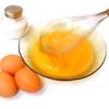Trứng đập ra chén, đánh kỹ. Cho trứng vào hỗn hợp cà rốt, sữa, nguấy đều. Sau đó cho hỗn hợp qua một cái rây, lọc bỏ hết gợn cà rốt còn sót lại và bọt trứng.