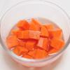 Cà rốt gọt vỏ, cắt miếng nhỏ, cho vào nồi thêm chút nước, đun cho chín mềm.
