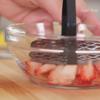 Bạn có thể dùng thìa dầm dâu tây hoặc dùng máy đánh trứng đánh cho dâu tây hơi nhuyễn. Sau đó thêm mật ong và nước cốt chanh trộn đều.