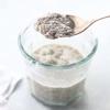 Cho hạt chia vào bát, đổ sữa, tinh chất vani vào khuấy đều với hạt chia và để ngâm hạt chia ít nhất 2 tiếng hoặc qua đêm để hạt chia nở thành pudding.