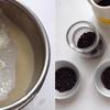 Đánh tan trứng. Tiếp đó đổ từ từ hỗn hợp sữa vào và khuấy đều. Lọc hỗn hợp sữa qua rây. Cho xôi nếp cẩm đã nấu vào đáy lọ hoặc cốc.