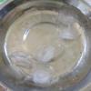 Lá gelatin ngâm vào nước đá lạnh 15 phút.