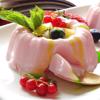 Cho pudding sữa dâu ra đĩa, tráng trí thêm các loại topping trái cây tùy thích là có thể măm măm rồi nhé!