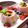 Cho pudding sữa dâu ra đĩa, tráng trí thêm các loại topping trái cây tùy thích là có thể măm măm rồi nhé!