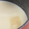 Phần pudding đậu nành: cho 600g đường trắng vào nồi, chế 500ml sữa đậu nành vào. Bắc nồi sữa lên bếp nấu trên lửa nhỏ, khuấy đều cho đường tan hết và sữa hơi ấm là được. Không nấu sôi bạn nhé. Sau đó cho 7g bột gelatin vào sữa, khuấy đều lên cho hòa tan hết.