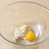 Lọc lại hỗn hợp qua rây. Đánh lòng đỏ với sốt kem phô mai trong 1 cái chén. Vì là sẽ ăn trứng tái nên chú ý chọn trứng tươi và đảm bảo chất lượng.