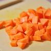 Măng, bắp cải, đậu hũ rửa sạch. Củ cải, cà rốt, mướp gọt vỏ rửa sạch. Tất cả cắt thành khuôn vuông vừa ăn.