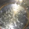 Ngâm lá gelatin vào nước lạnh khoảng 15 phút. Sau đó, nấu cách thủy cho lá gelatin tan chảy.