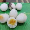 Khi dùng bóc bỏ vỏ trứng rồi thường thức hoặc có thể dùng những muỗng nhỏ để múc ăn 1 cách tự nhiên nhé!