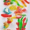 Lấy kẹo dẻo đầy màu sắc xếp trên bề mặt của hỗn hợp trên. Tùy vào sở thích, có thể chọn những gói kẹo dẻo với nhiều hình dạng và màu sắc khác nhau để món rau câu thêm bắt mắt.