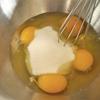 Lòng đỏ trứng gà khuấy cho tan với sữa đặc có đường. Cho thêm sữa tươi vào khuấy đều. Đổ vào từng khuôn bánh khoảng 4/5 khuôn là được. 