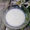 Múc nước thạch ra tô rồi cho sữa tươi vào khuấy cho sữa hòa quyện vào thạch thành hỗn hợp thạch sữa màu trắng.