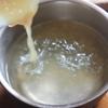 Cho bột gelatine vào tô, thêm nước và khuấy đều 10 phút. Cho 470ml nước vào nồi cùng đường, bắc lên bếp nấu tan sau đó chế hỗn hợp gelatine vào vừa nấu vừa khuấy đều cho tan hết thì tắt bếp. Sau đó cho siro hoa hồng vào, khuấy đều lên.