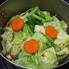 Đun nồi nước, khi nước sôi cho cà rốt vào luộc trước. Sau cho bắp cải và cải ngọt vào, trộn đều hỗn hợp. Vớt hỗn hợp rau củ ra để ráo. 