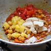 Cho tiếp cà chua, thơm, nấm mỡ vào, nấu sôi nhỏ lửa khoảng 10 phút thì tắt bếp.