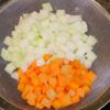 Cà rốt, su hào trần qua nước sôi khoảng 3 – 4 phút, sẽ chóng chín hơn khi xào mà giữ được màu sắc tươi.