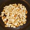 Cho một thìa dầu ăn vào chảo đun nóng, cho đậu phộng vào đảo đều (khoảng một phút). Cách này để từng hạt đậu phủ lớp dầu cho bóng.
