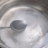 Đặt nồi nước lên bếp, cho vào 1/2 muỗng cà phê muối. Khi nước sôi thì trụng sơ rau muống cho mềm rồi vớt ra ngâm vào nước lạnh.