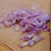 Lá bạc hà và ngò rí rửa sạch cắt thô. Hành tây bóc vỏ, cắt nhỏ. Ớt đập dập, bỏ hạt và cắt miếng nhỏ nếu bạn thích ăn cay.
