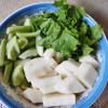 Sơ chế qua rau củ quả: rau diếp, củ đậu và dưa chuột thái miếng vừa ăn