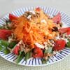 Đĩa salad với sắc cam cà rốt, sắc đỏ cà chua nổi bật trên sắc xanh của rau thật đẹp.