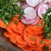 Cho cà rốt, củ cải và hành lá, ngò rí cắt nhỏ vào một tô to.